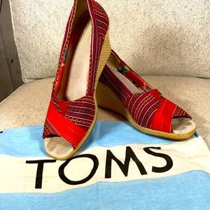 Toms red espadrille wedge with open toe